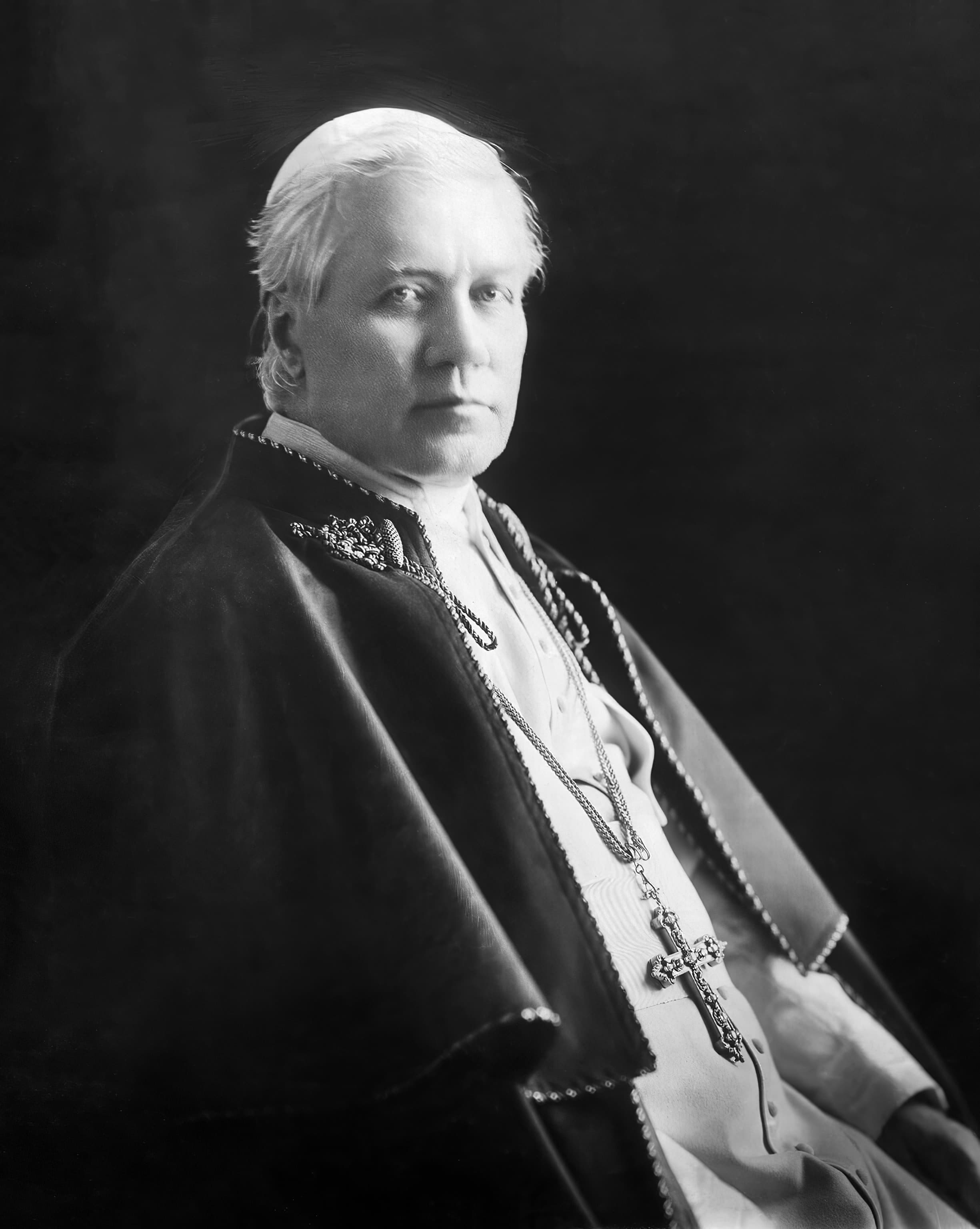 Ernest Walter Histed's photograph of Pius X in a dark mozzetta over a white cassock, white-haired, a pectoral cross on a chain, looking directly at the camera