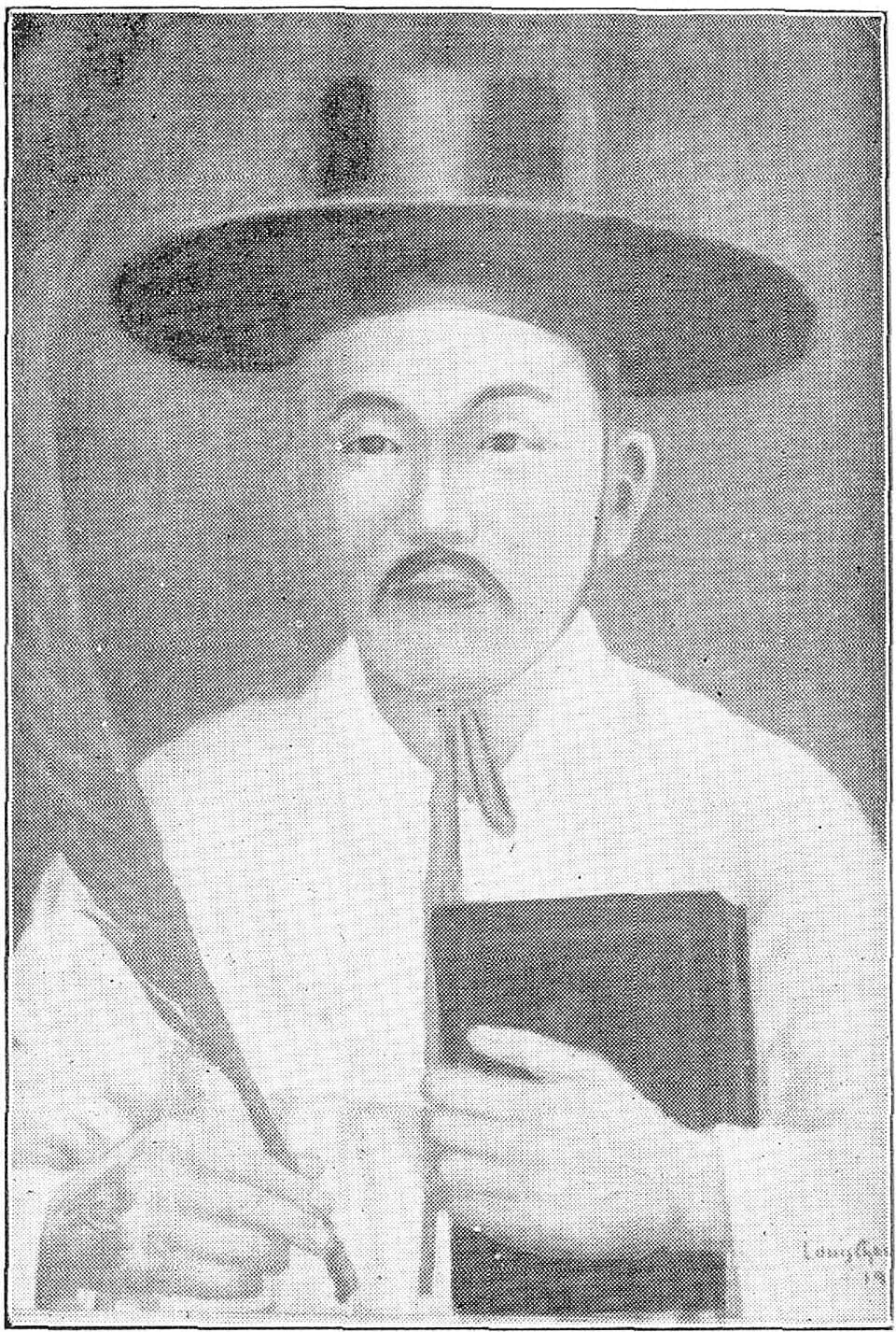 Reproducción en blanco y negro de un retrato pintado de San Andrés Kim Taegon con un sombrero coreano de ala ancha y una túnica blanca con estola sacerdotal, sosteniendo un pequeño libro