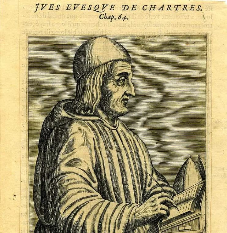 Grabado del siglo XVI de un anciano de perfil, con el pelo hasta los hombros bajo un solideo redondo y un pesado hábito con capucha, que escribe con una pluma en un libro sobre un atril inclinado junto a una mitra episcopal, con la leyenda en francés "Ives Evesque de Chartres"