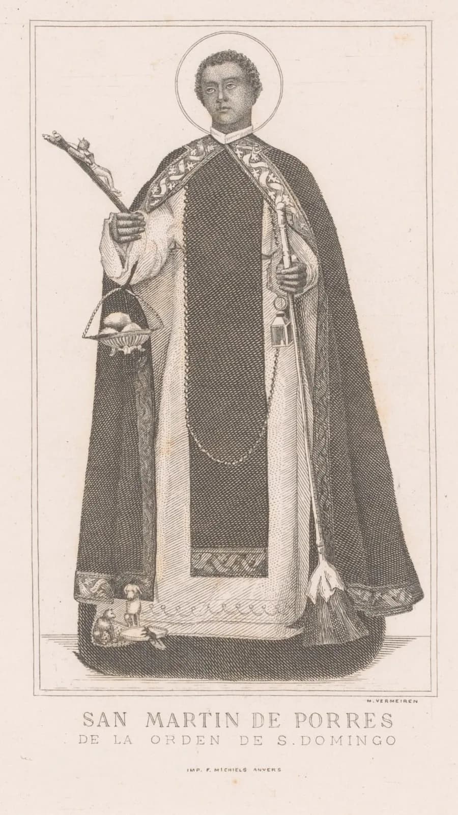 Grabado de San Martín de Porres de pie, con el hábito y la capa dominicos, con aureola, sosteniendo un crucifijo y una canasta de pan, con una escoba a su lado y un perrito y un gato a sus pies
