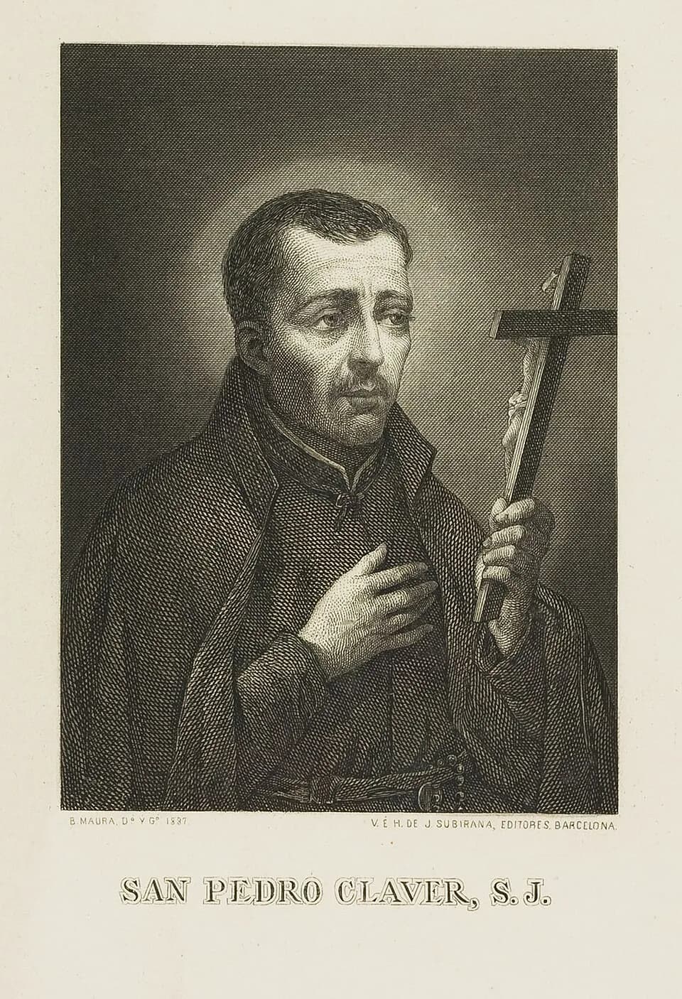 Retrato grabado de medio cuerpo de Pedro Claver con sotana y capa jesuitas oscuras, un tenue halo tras la cabeza, una mano sobre el pecho y la otra sosteniendo en alto un crucifijo, con el título "San Pedro Claver, S.J." debajo