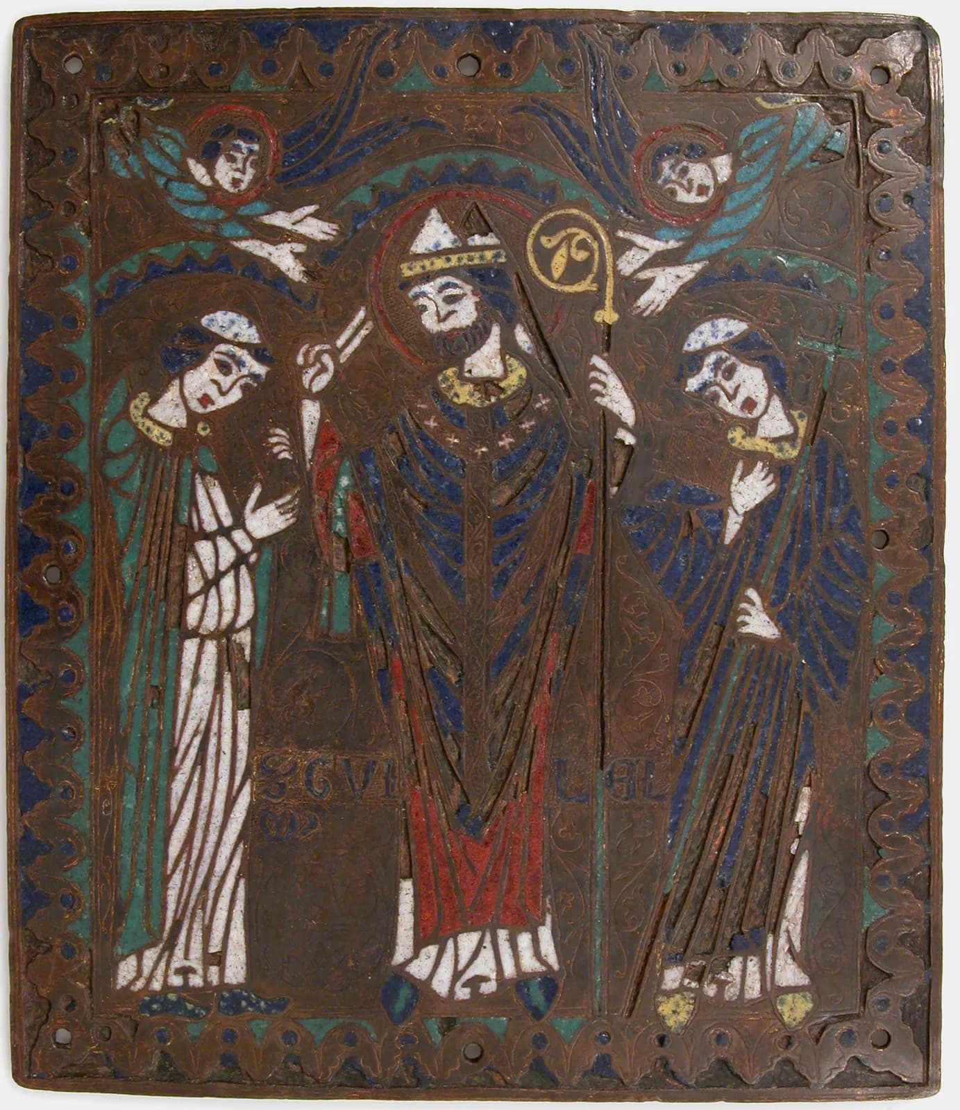 Placa medieval de esmalte azul, verde, rojo y blanco sobre cobre dorado: un arzobispo barbado con aureola, mitra y báculo, de pie bajo un arco, bendice entre dos figuras, mientras dos ángeles se inclinan desde lo alto; junto a él se leen las letras S GVILL