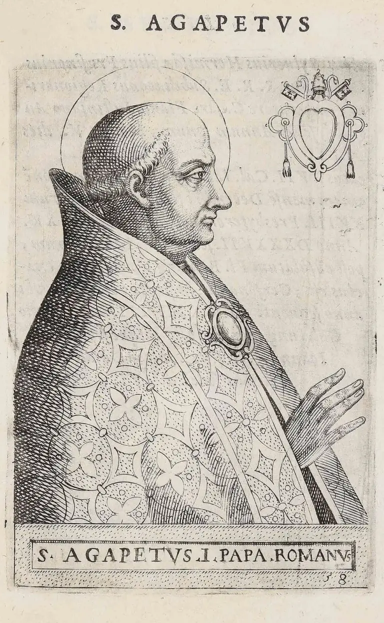 Grabado del siglo XVI de un papa tonsurado y sin barba, con aureola, visto de perfil mirando a la derecha, con una capa de cuello alto decorada con estrellas y sujeta por un gran broche, una mano levantada, con un escudo papal bajo las llaves cruzadas y una tiara arriba a la derecha, con el encabezado S. Agapetus y la leyenda S. Agapetus I Papa Romanus