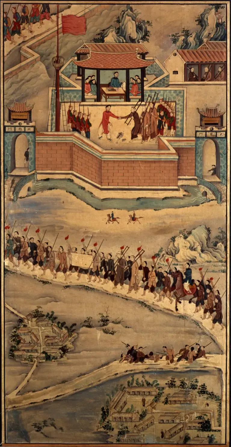 Pintura vietnamita de colores desvaídos que muestra una ciudadela amurallada vista desde lo alto: en un patio, ante un mandarín sentado en un pabellón, hay hombres de pie con canga de madera al cuello, y bajo las murallas una larga procesión de soldados con antorchas y lanzas conduce a unos presos por un camino entre dos aldeas