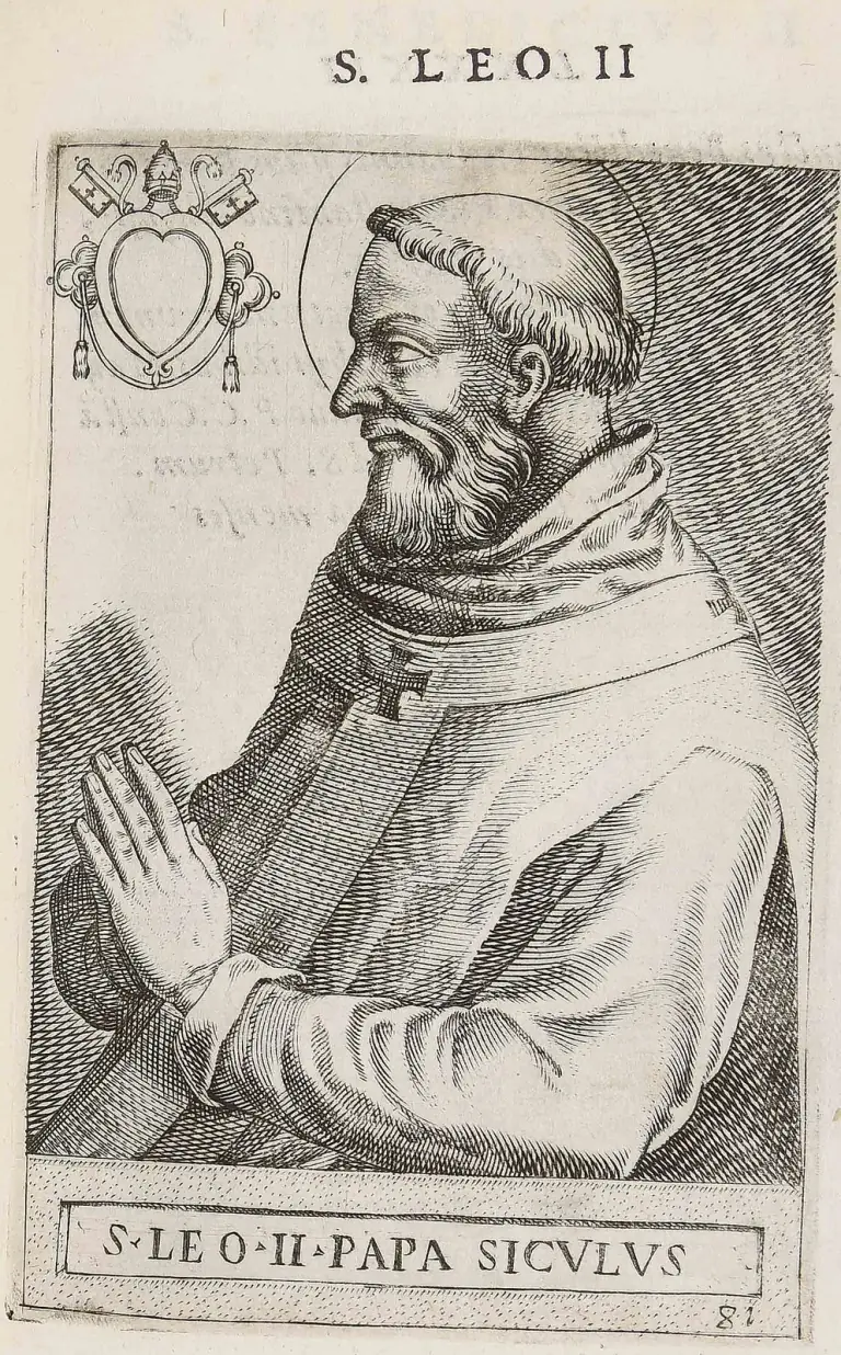 Grabado del siglo XVI de un papa tonsurado, de barba poblada y con aureola, de perfil mirando a la izquierda con las manos juntas en oración, con hábito de capucha y palio con una cruz, un escudo en blanco en forma de corazón bajo una tiara y llaves cruzadas arriba a la izquierda, bajo el encabezado S. Leo II y sobre la leyenda S. Leo II Papa Siculus