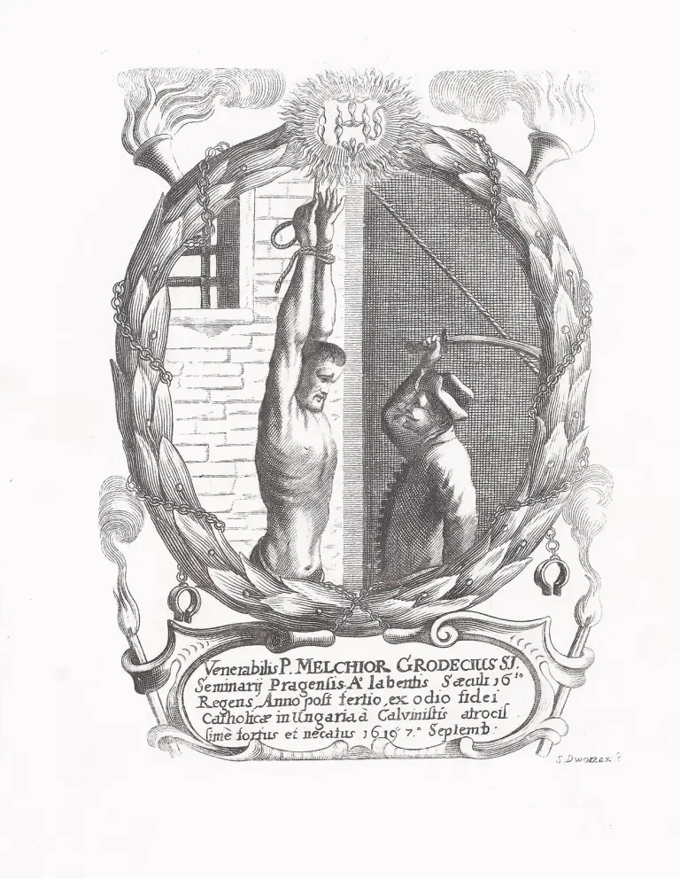 Grabado del siglo XVII de San Melchor Grodziecki, uno de los tres Mártires de Košice: un hombre barbado, desnudo hasta la cintura, cuelga de las muñecas atadas en una celda mientras un hombre detrás de él alza un látigo, dentro de una corona ovalada con cadenas bajo el monograma IHS, sobre una inscripción latina que recuerda su muerte el 7 de septiembre de 1619